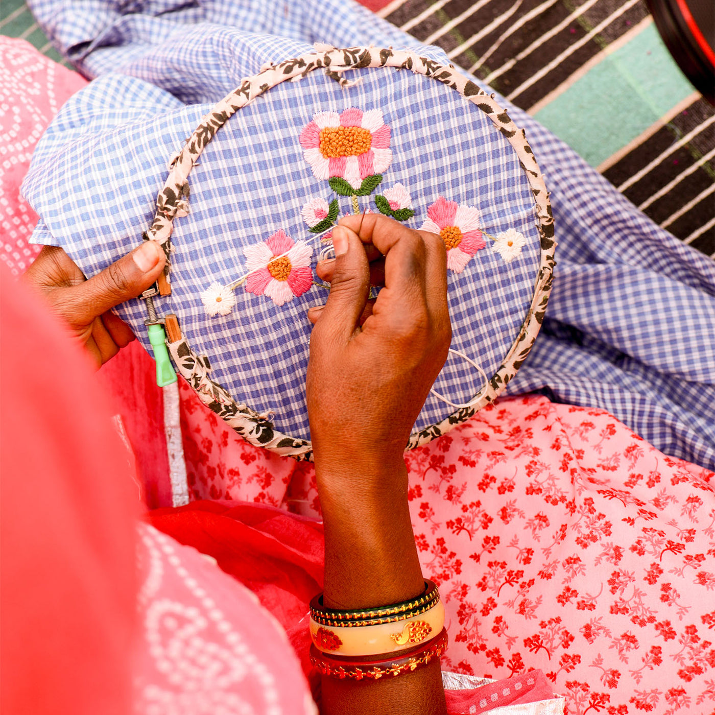BRODERIES À LA MAIN